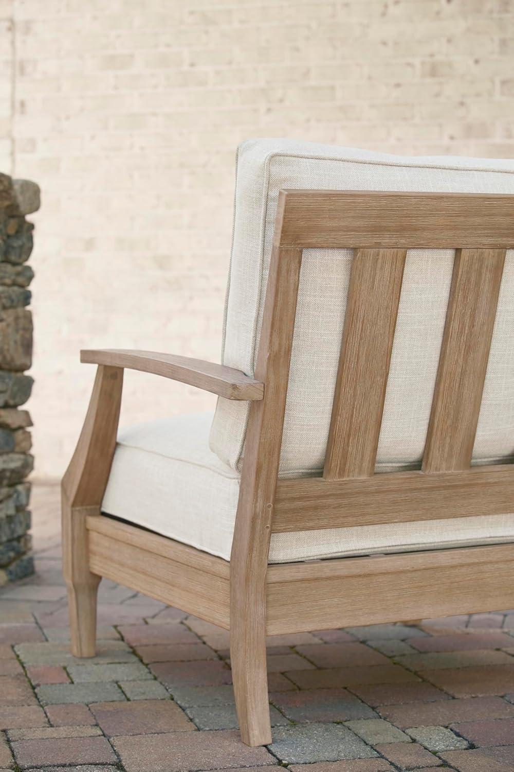 Terrasse extérieure avec vue sur la côte et canapé en eucalyptus