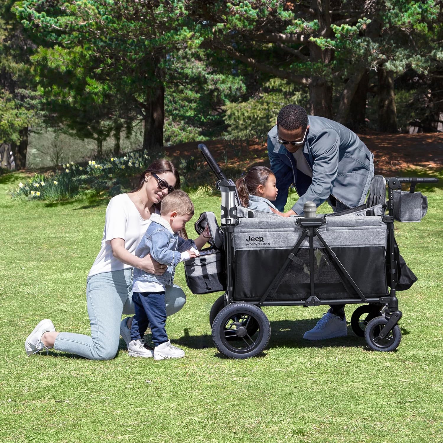 Poussette Jeep Wrangler Deluxe 4 places par Delta Children - Poussette 4 roues haut de gamme