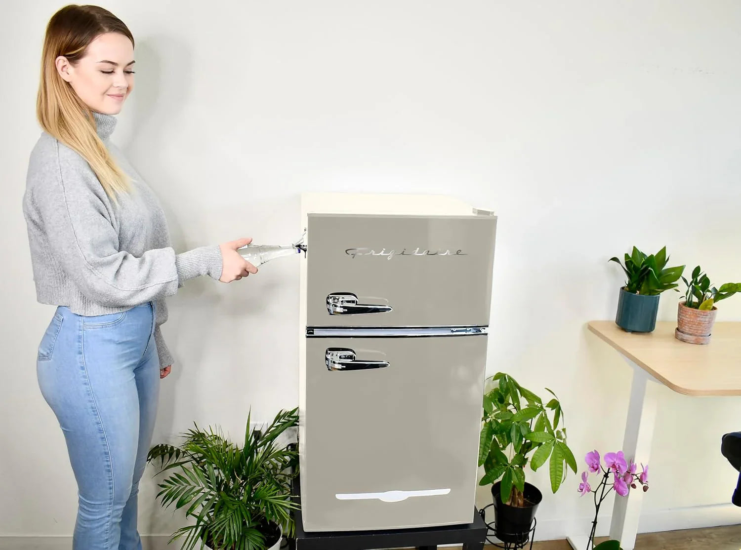 Mini-réfrigérateur rétro Frigidaire avec congélateur et décapsuleur latéral