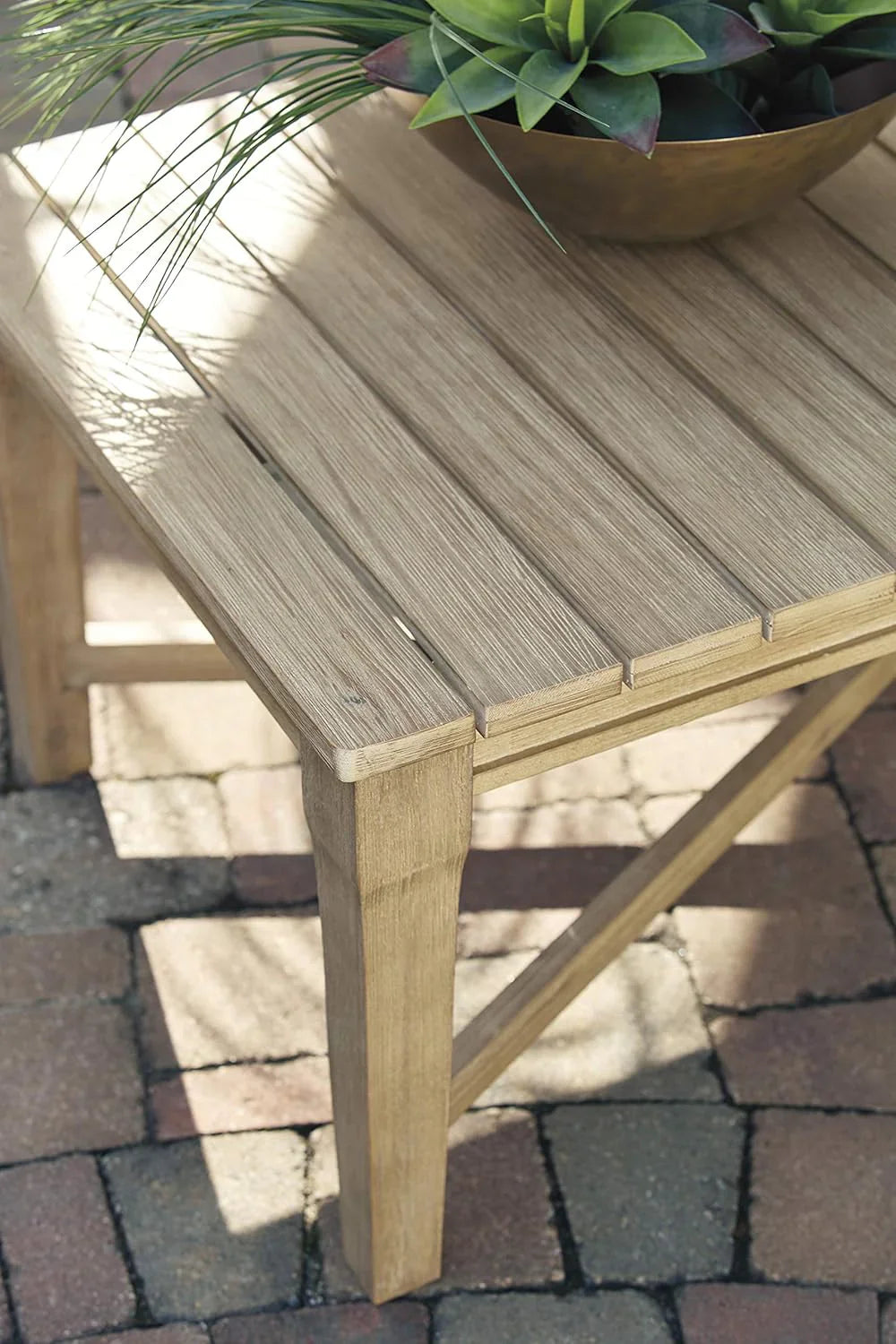 Terrasse extérieure avec vue sur la côte et canapé en eucalyptus