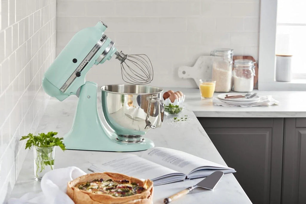 Batteur sur socle à tête inclinable KitchenAid Artisan de 5 pintes avec rabat verseur