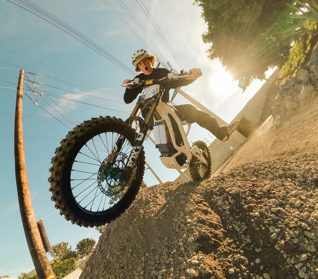 Caméra d'action étanche noire avec vidéo 5.3K60, photo 27MP et compatibilité avec les objectifs de la série HB