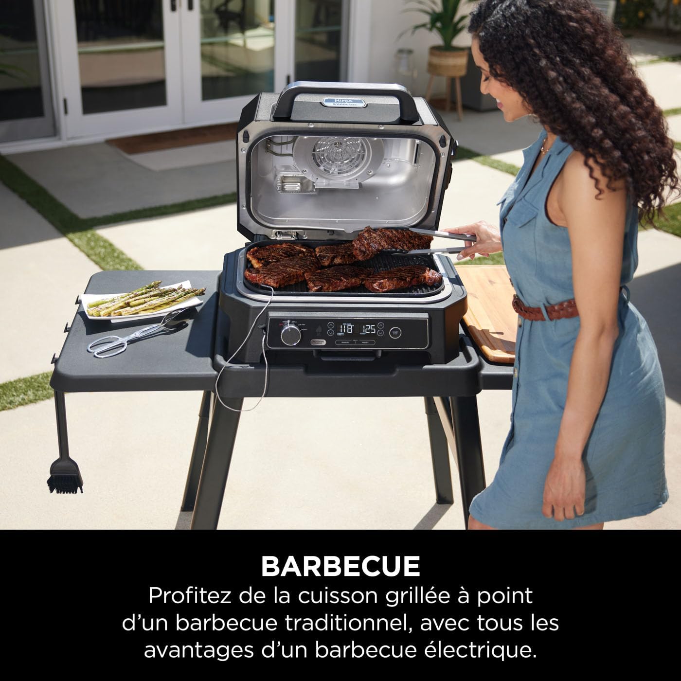 Ninja Woodfire elektrische grill, grill, rookoven en airfryer, 7-in-1 buitenbarbecue, grillen, airfryer, roken, braden, oven, weerbestendig, antiaanbaklaag, draagbaar, grijs/zwart OG701EU 