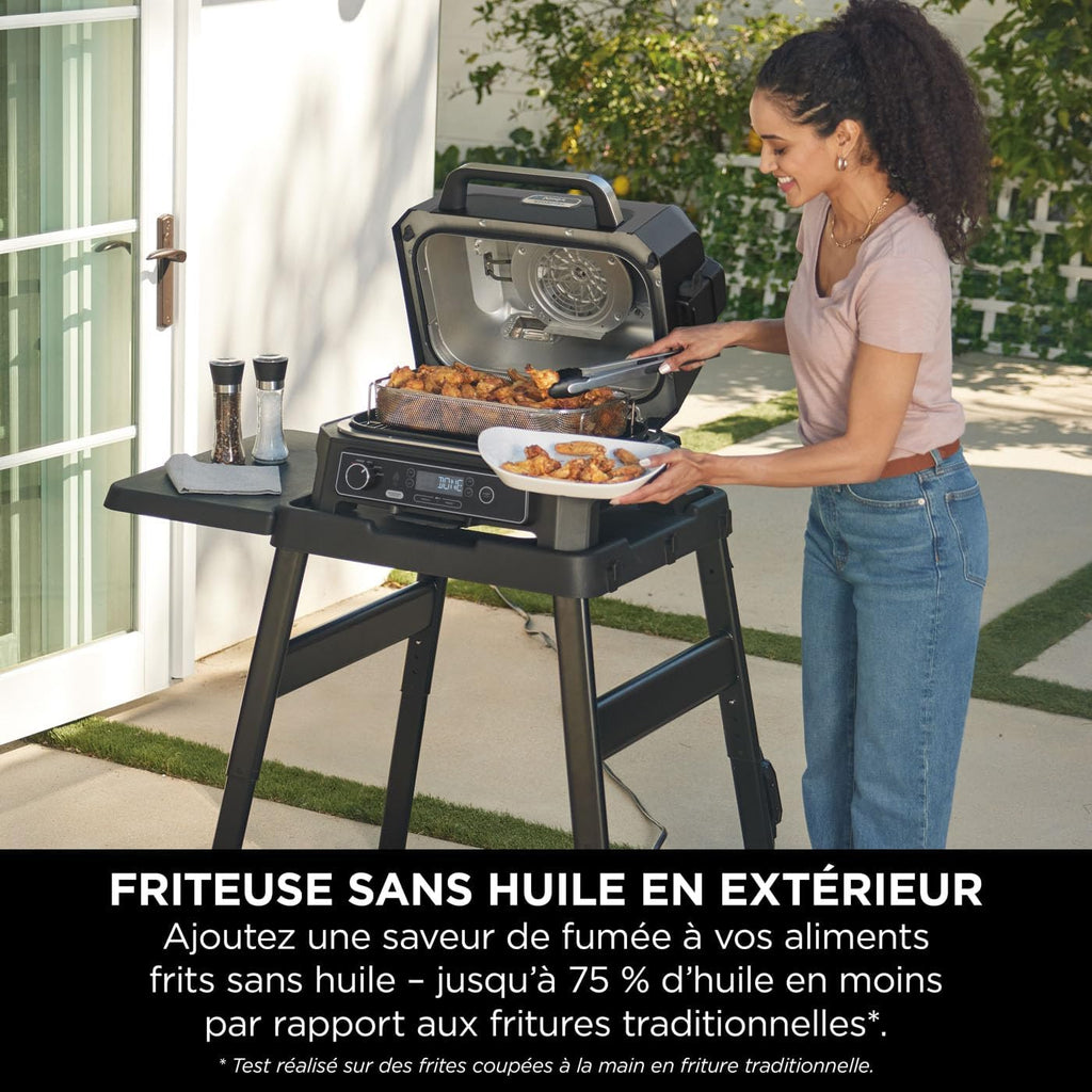 Ninja Woodfire elektrische grill, grill, rookoven en airfryer, 7-in-1 buitenbarbecue, grillen, airfryer, roken, braden, oven, weerbestendig, antiaanbaklaag, draagbaar, grijs/zwart OG701EU 