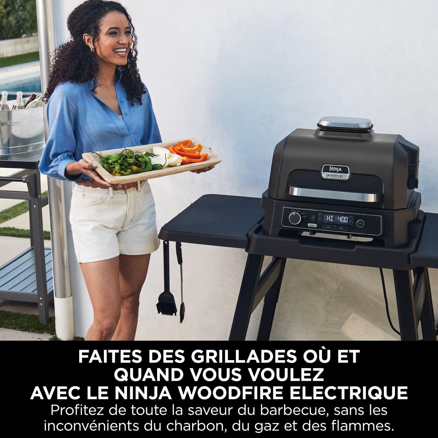 Ninja Woodfire elektrische grill, grill, rookoven en airfryer, 7-in-1 buitenbarbecue, grillen, airfryer, roken, braden, oven, weerbestendig, antiaanbaklaag, draagbaar, grijs/zwart OG701EU 