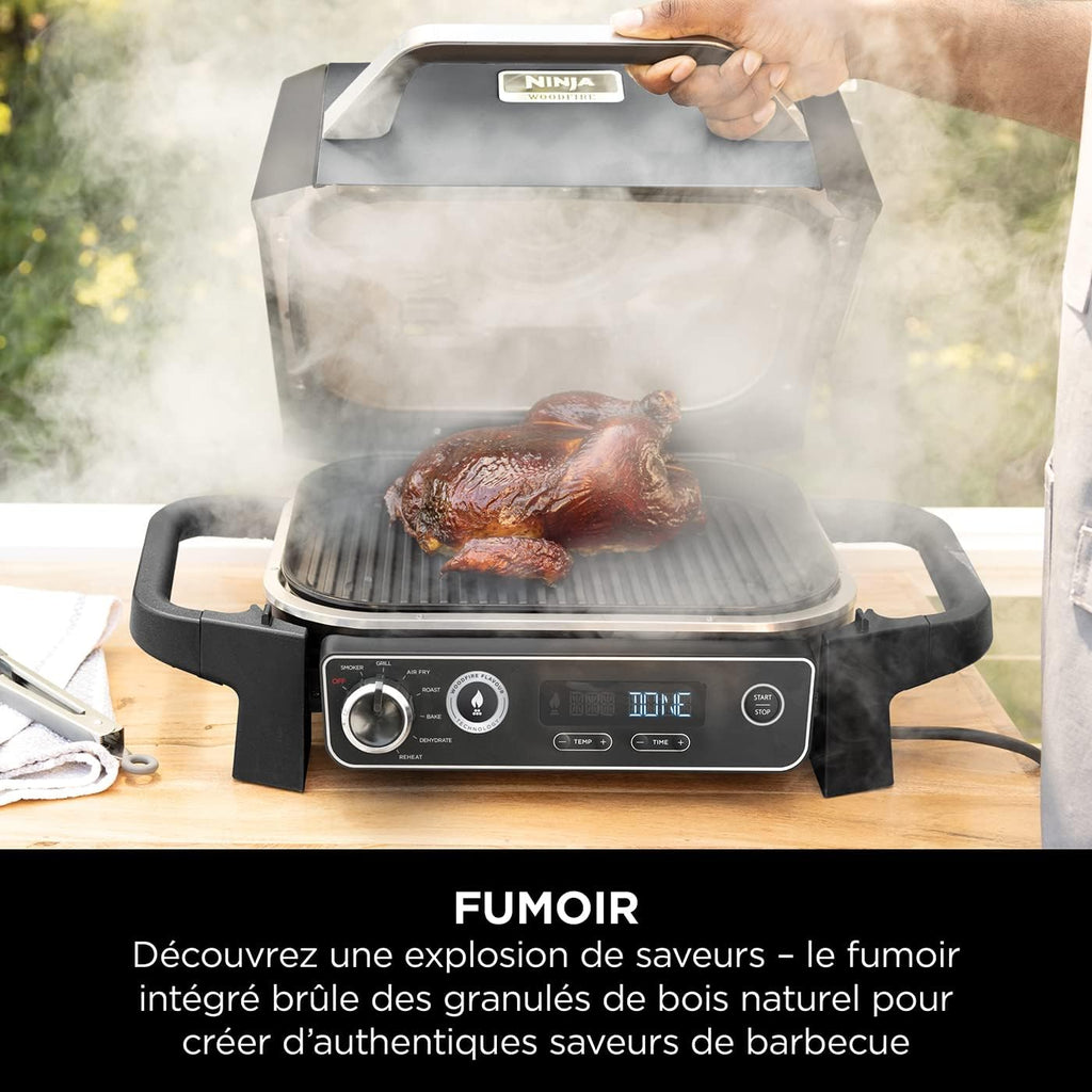 Ninja Woodfire elektrische grill, grill, rookoven en airfryer, 7-in-1 buitenbarbecue, grillen, airfryer, roken, braden, oven, weerbestendig, antiaanbaklaag, draagbaar, grijs/zwart OG701EU 