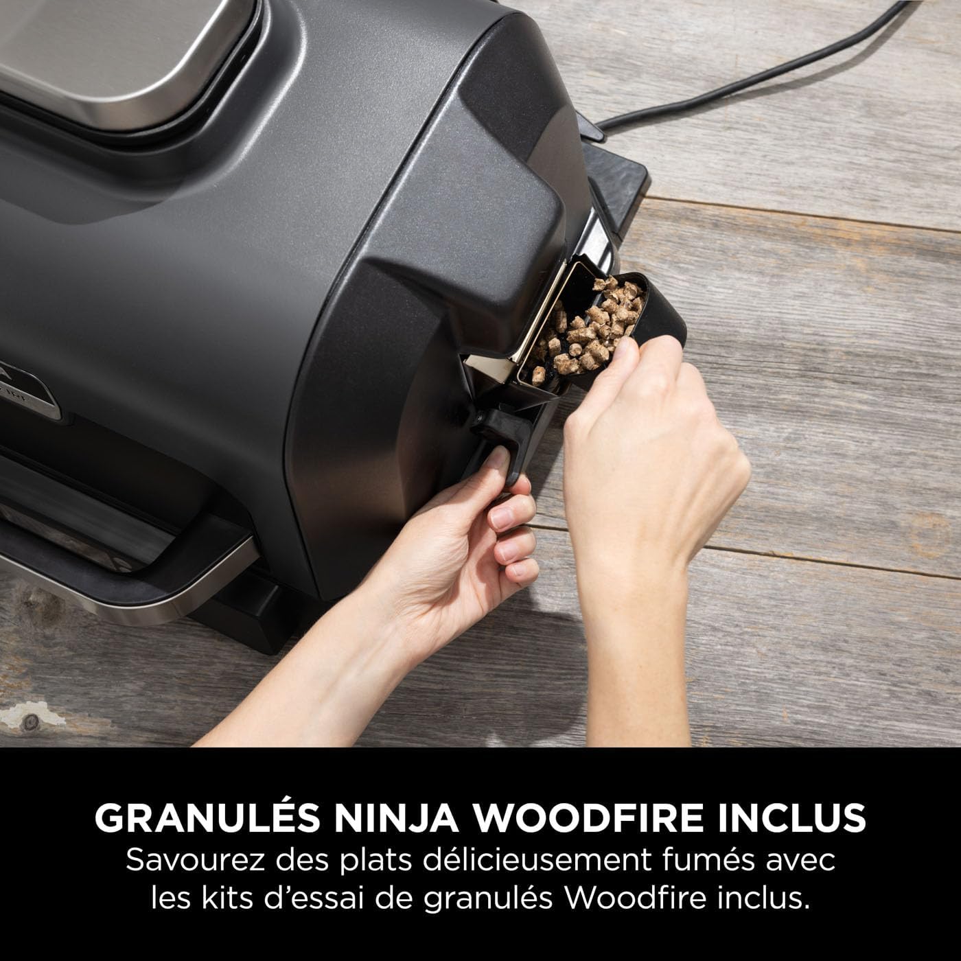 Ninja Woodfire elektrische grill, grill, rookoven en airfryer, 7-in-1 buitenbarbecue, grillen, airfryer, roken, braden, oven, weerbestendig, antiaanbaklaag, draagbaar, grijs/zwart OG701EU 