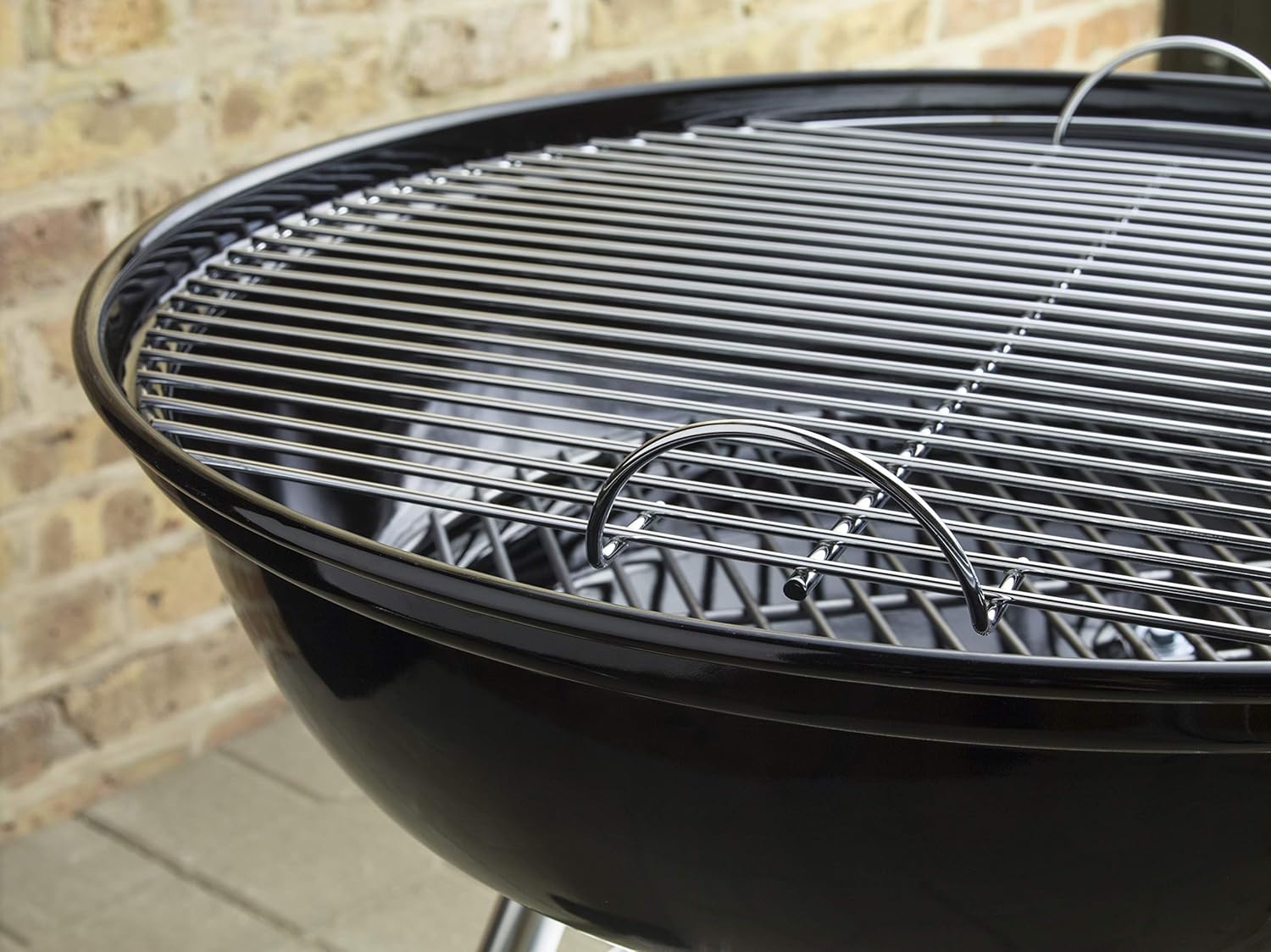 Weber Compact Kettle barbecue au charbon de bois, surface de cuisson Ø 57cm, barbecue avec couvercle et cuve en acier emaillé, trépied et roues, grille chromée - Noir (1321004)
