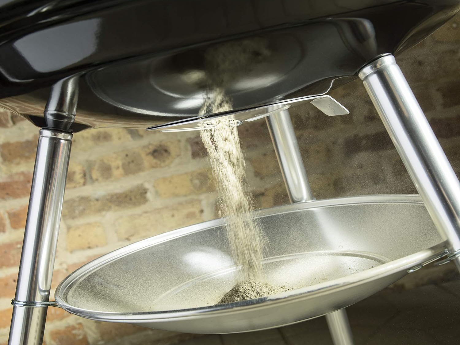 Weber Compact Kettle barbecue au charbon de bois, surface de cuisson Ø 57cm, barbecue avec couvercle et cuve en acier emaillé, trépied et roues, grille chromée - Noir (1321004)