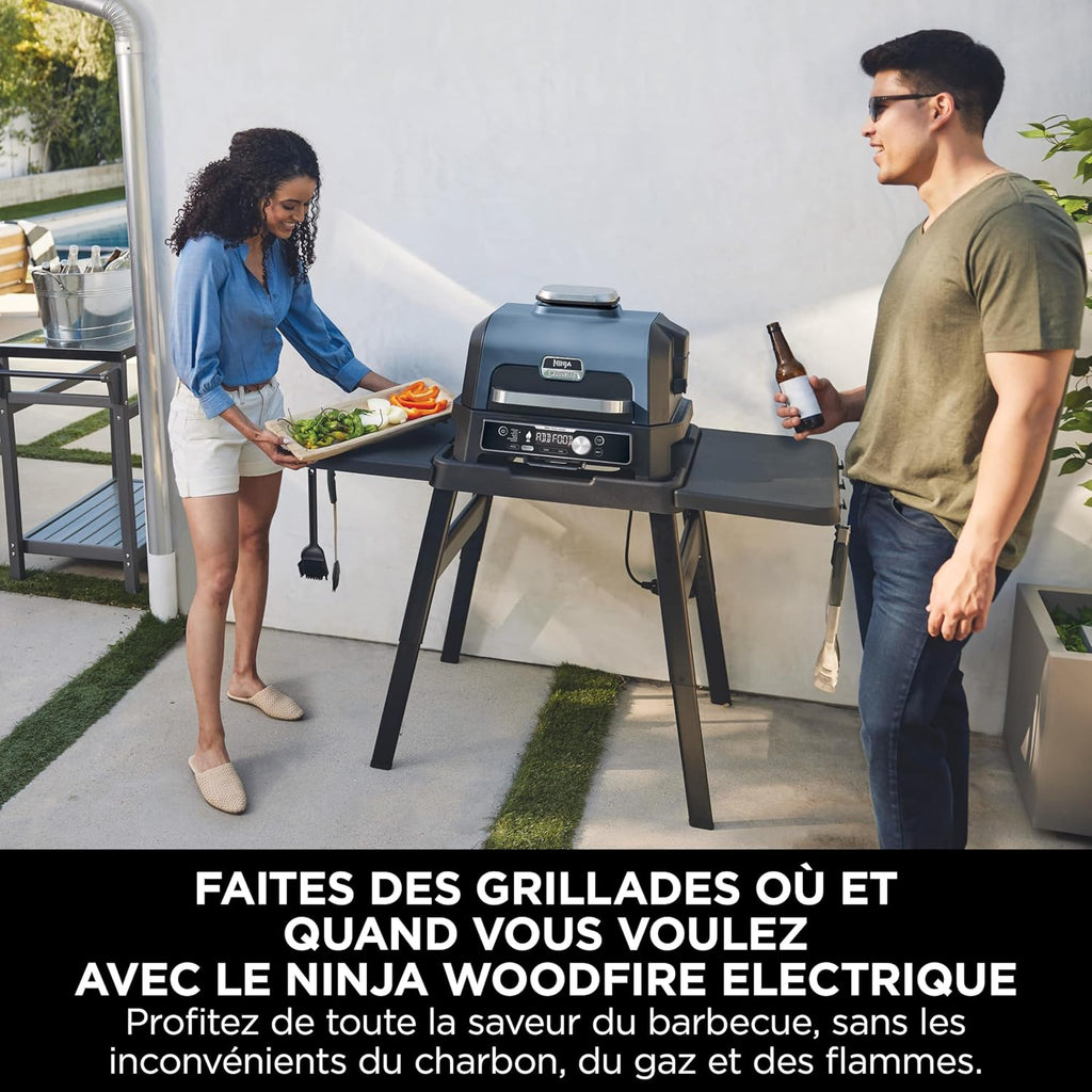 Ninja Woodfire elektrische grill, grill, rookoven en airfryer, 7-in-1 buitenbarbecue, grillen, airfryer, roken, braden, oven, weerbestendig, antiaanbaklaag, draagbaar, grijs/zwart OG701EU 