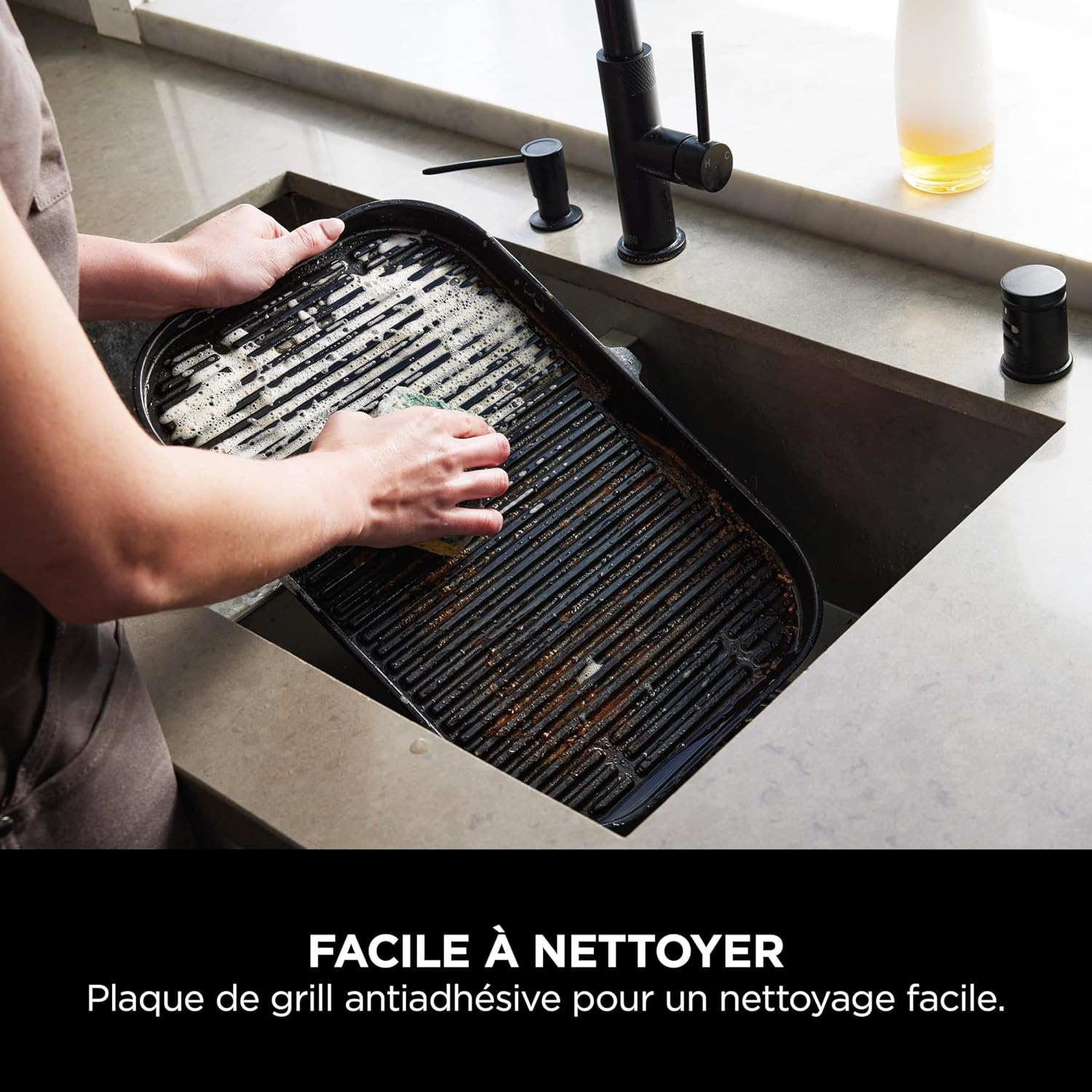Barbecue et fumoir électrique Ninja Woodfire Pro Connect XL avec contrôle d'application, 2 sondes, grille, couvercle, doublures et brosse, gril et friteuse sans huile 7 en 1