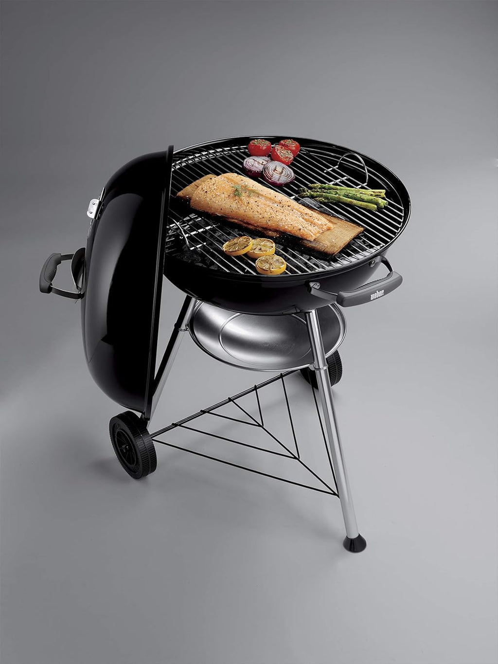 Weber Compact Kettle barbecue au charbon de bois, surface de cuisson Ø 57cm, barbecue avec couvercle et cuve en acier emaillé, trépied et roues, grille chromée - Noir (1321004)