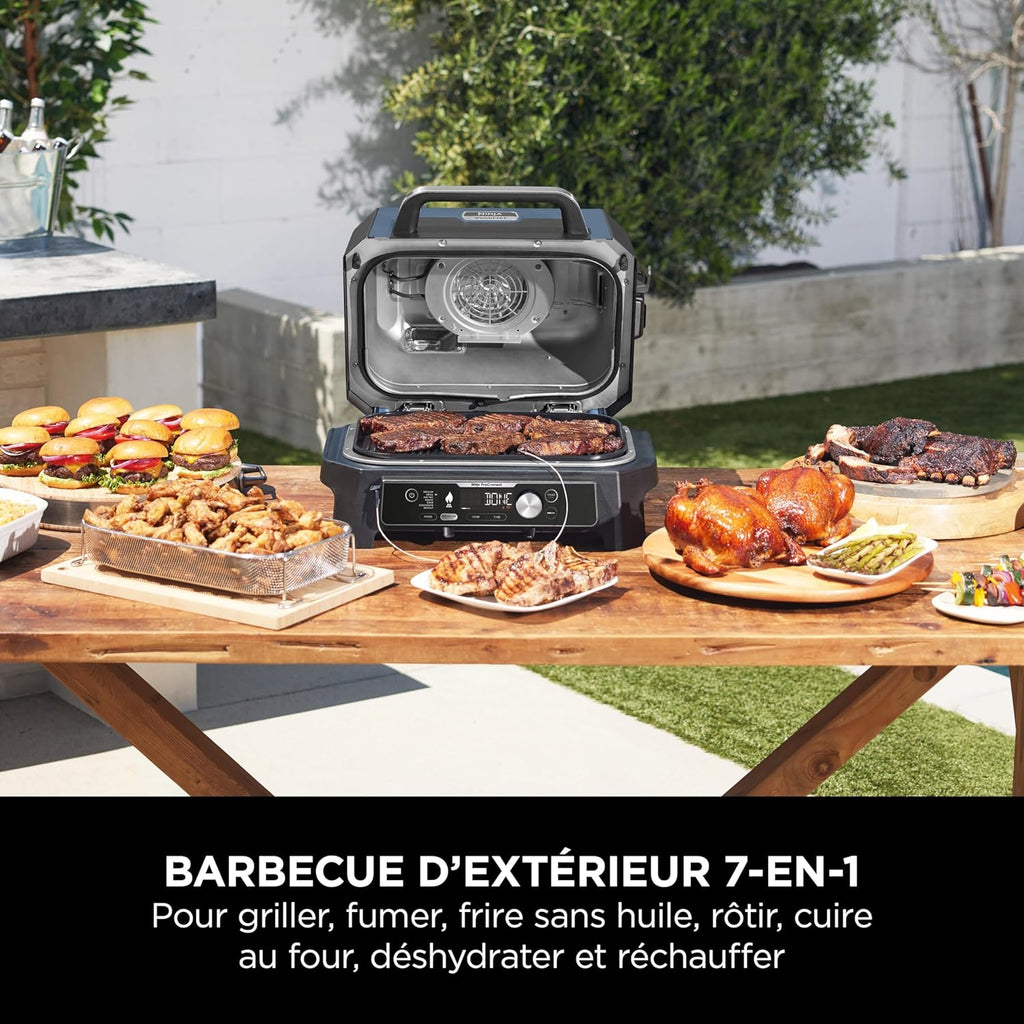 Ninja Woodfire elektrische grill, grill, rookoven en airfryer, 7-in-1 buitenbarbecue, grillen, airfryer, roken, braden, oven, weerbestendig, antiaanbaklaag, draagbaar, grijs/zwart OG701EU 