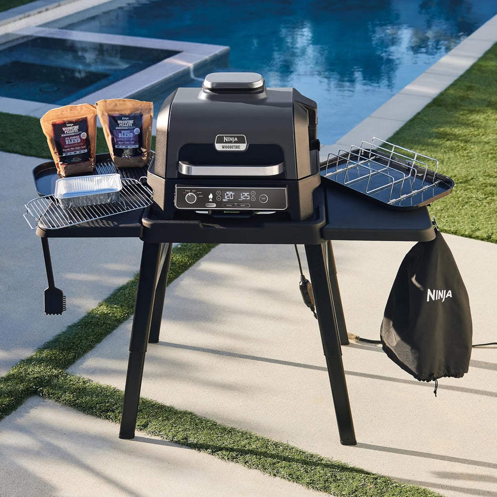 Ninja Woodfire elektrische grill, grill, rookoven en airfryer, 7-in-1 buitenbarbecue, grillen, airfryer, roken, braden, oven, weerbestendig, antiaanbaklaag, draagbaar, grijs/zwart OG701EU 