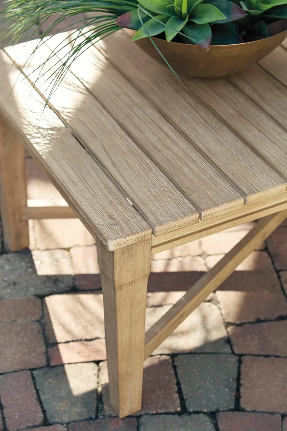 Terrasse extérieure avec vue sur la côte et canapé en eucalyptus